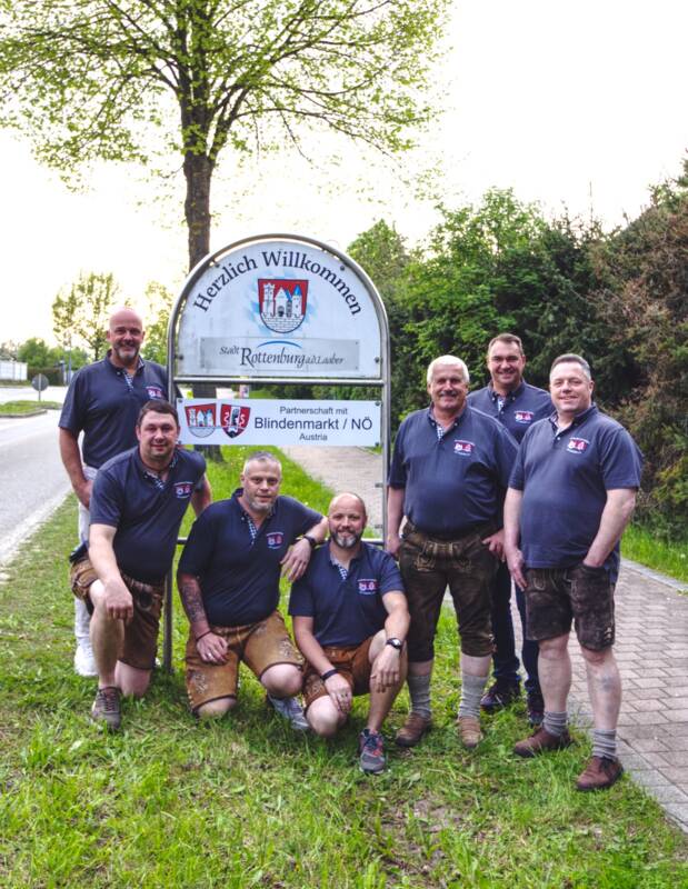 Der Partnerschaftsverein mit Bürgermeister Alfred Holzner beim Anbrigen der Ortseingangsschilder